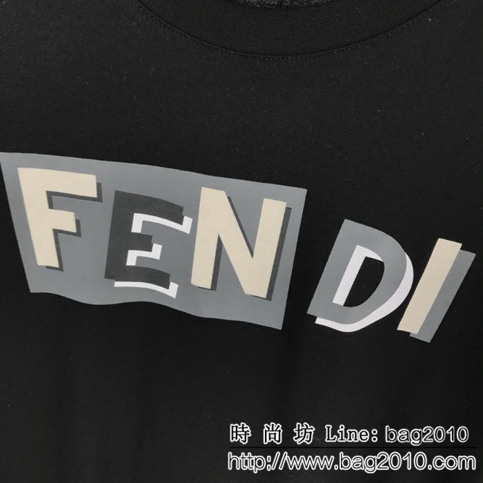Fend芬迪 19ss早春新款 官網同步發售 錯亂字母印花 白色男款短袖 ydi2375